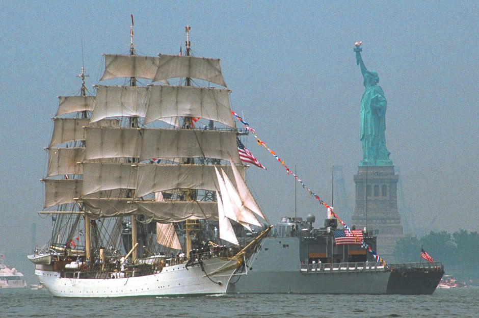 tsll_ship_statue_gray_hull.jpg