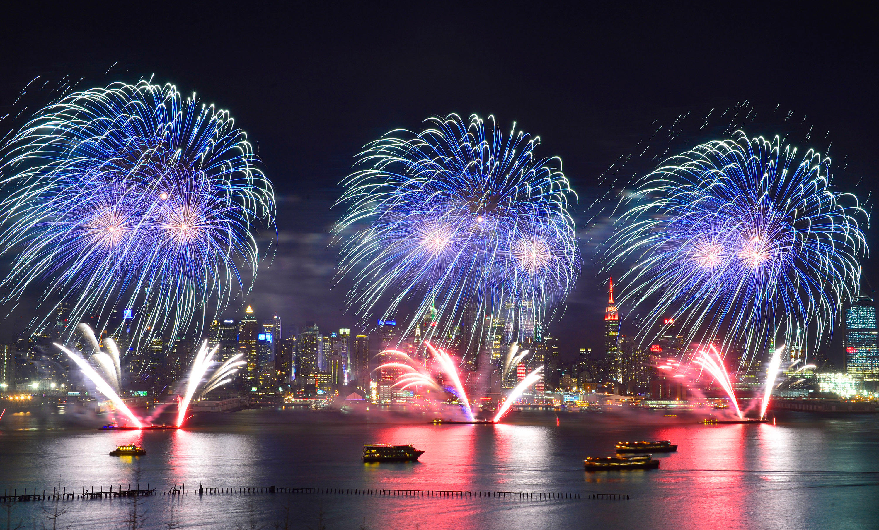 Fireworks by the Brooklyn Bridge 