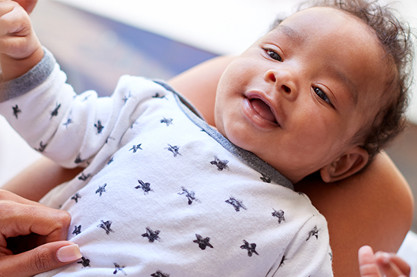 פמפרס: מעוצב בצורה בטיחותית למען תינוקות שמחים ובריאים