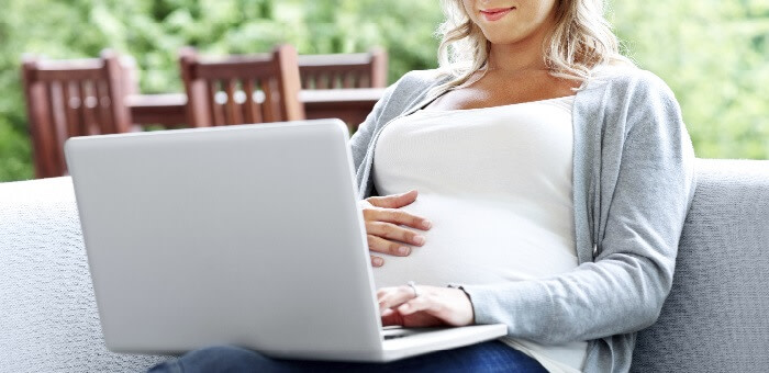 אישה בהריון על המחשב