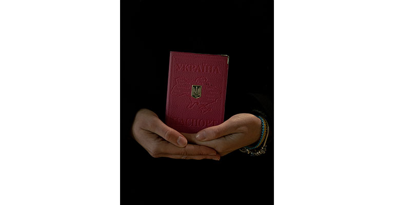 Le passeport d'Elvira © William Keo / Magnum Photos