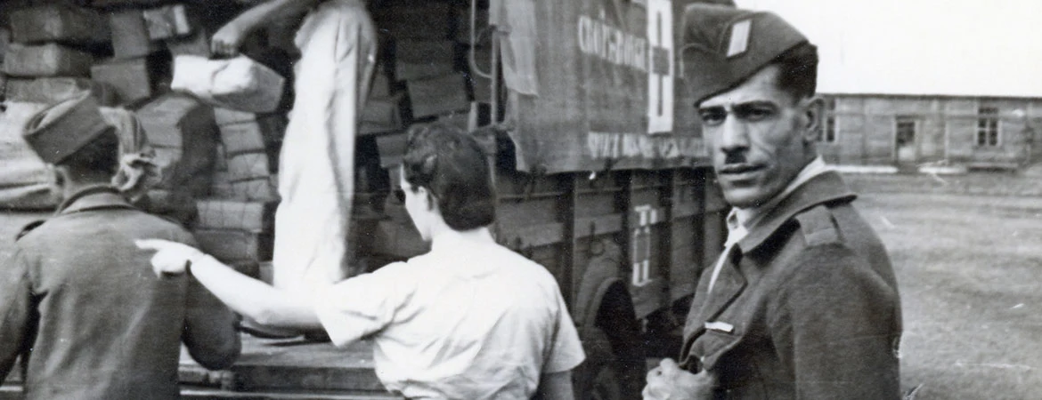Distribution de colis par des conductrices ambulancières dans un camp de prisonniers de guerre (1939-1945)