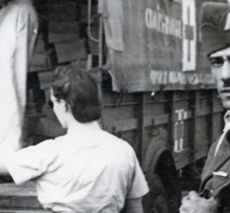 Distribution de colis par des conductrices ambulancières dans un camp de prisonniers de guerre (1939-1945)