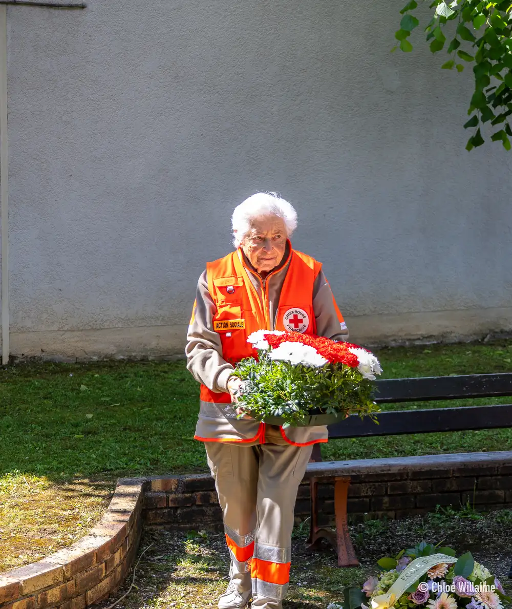 Paulette déposant notre gerbe de fleurs lors de la cérémonie d'Ablon-sur-Seine.