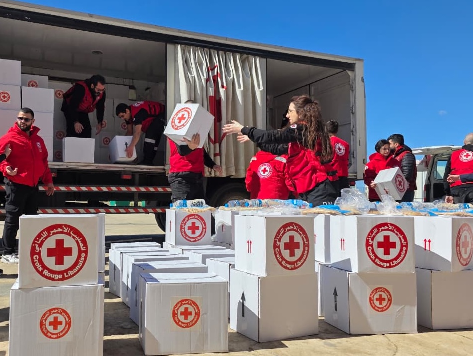Distribution aide humanitaire par la Croix-Rouge libanaise