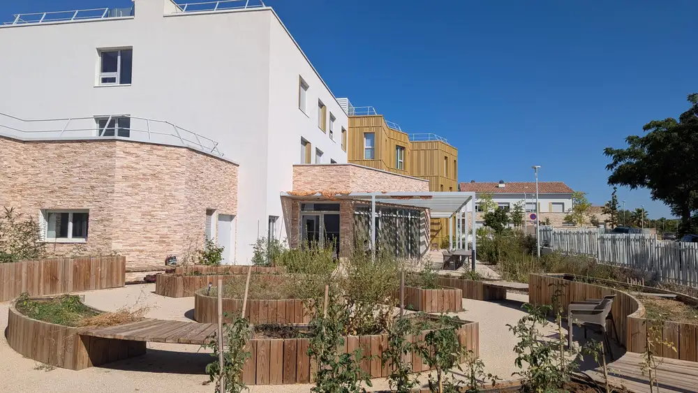 Place commune avec la résidence autonomie