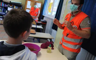 Un équipe de secouriste de la Croix-Rouge française dans une école à Arras à la rouverture des écoles à la fin du confinement lié au COVID-19 interviennent sur l'apprentissage des gestes barrières.