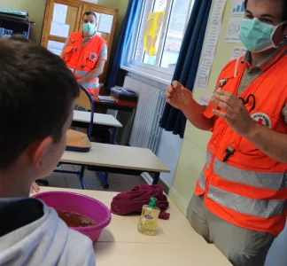 Un équipe de secouriste de la Croix-Rouge française dans une école à Arras à la rouverture des écoles à la fin du confinement lié au COVID-19 interviennent sur l'apprentissage des gestes barrières.