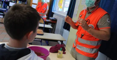 Un équipe de secouriste de la Croix-Rouge française dans une école à Arras à la rouverture des écoles à la fin du confinement lié au COVID-19 interviennent sur l'apprentissage des gestes barrières.