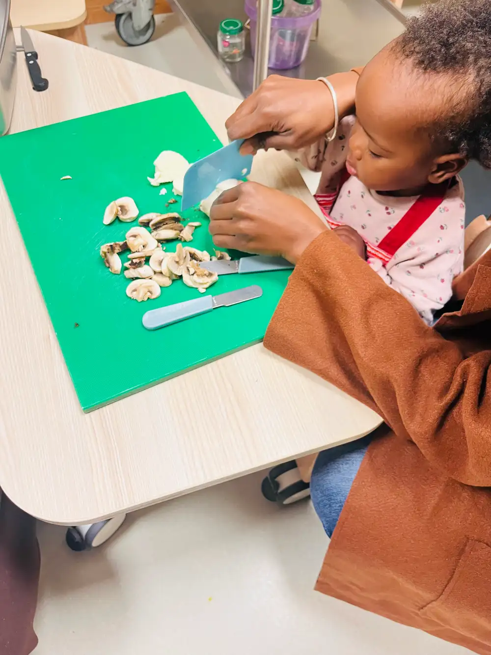 je coupe les champignons avec maman