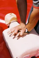 Massage cardiaque sur un mannequin