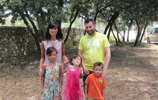 Fabiano est le papa de trois enfants. Léa, sa fille aînée aujourd’hui disparue, était atteinte d’une maladie orpheline, diagnostiquée à l’âge de 2 ans suite à des tests génétiques poussés. 
