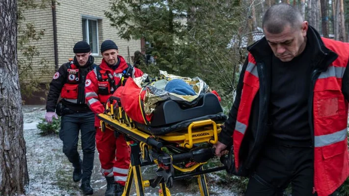 Une femme souffrant de deux hanches cassées est transportée de son domicile. © CR Italie