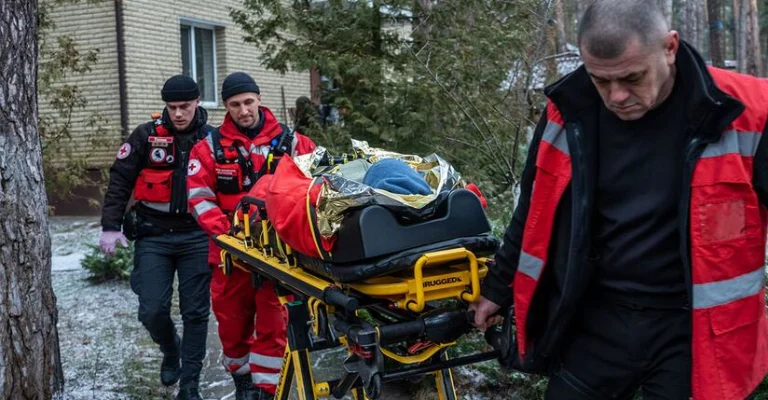 Une femme souffrant de deux hanches cassées est transportée de son domicile. © CR Italie