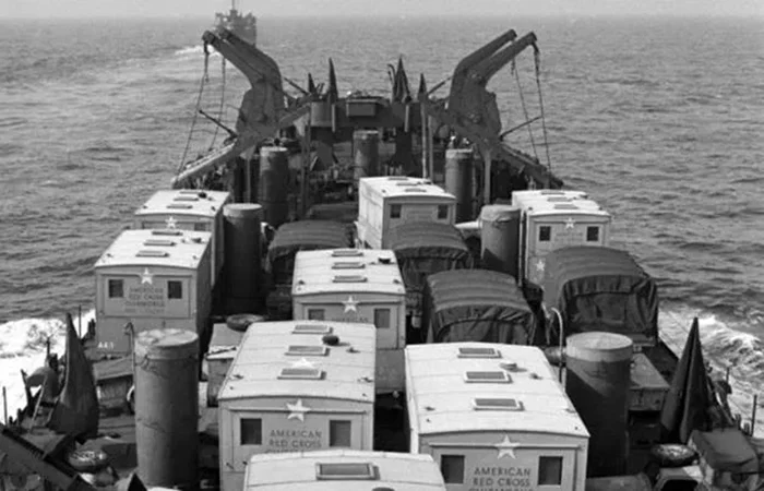 Les Clubmobiles traversent les canaux entre l'Angleterre et la France.