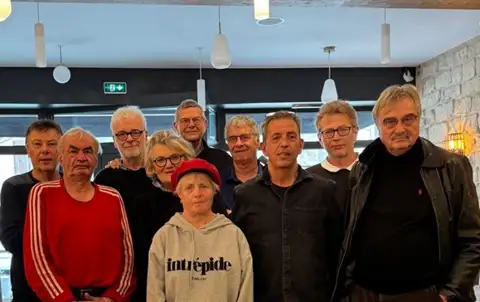 Nos "gros bras", chauffeurs, manutentionnaires, en compagnie de notre présidente