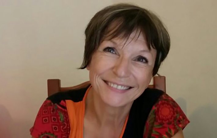 Chaque semaine, Bernadette donne trois heures de son temps pour aider les enfants à faire leurs devoirs.