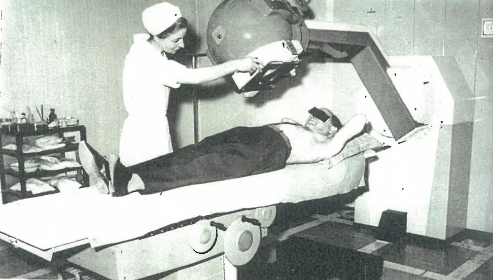Appareil de césium thérapie en service à l’hôpital Saint-Louis de Toulon en 1962