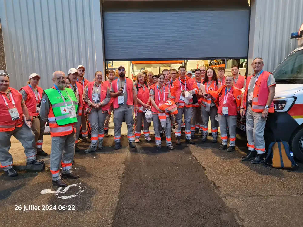 Le rassemblement des équipes au petit matin avant le départ sur les sites olympiques