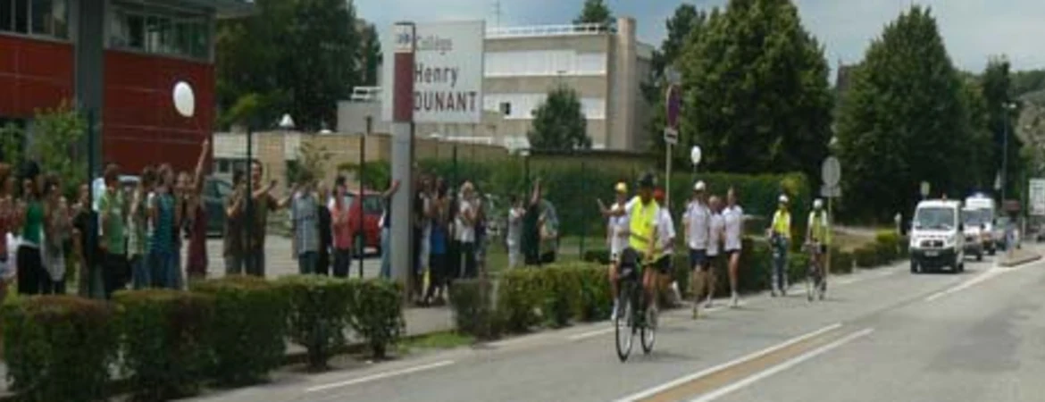 Passage des coureurs devant le collège Henry Dunant à Culoz