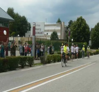 Passage des coureurs devant le collège Henry Dunant à Culoz