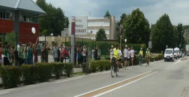 Passage des coureurs devant le collège Henry Dunant à Culoz