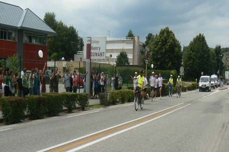 Passage des coureurs devant le collège Henry Dunant à Culoz