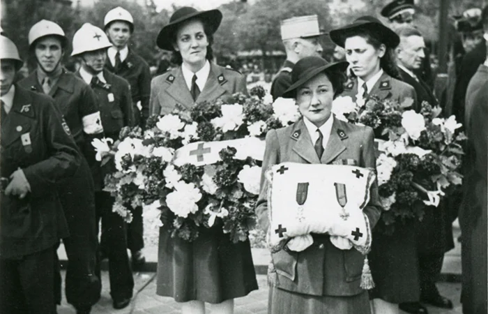 Cérémonie de remise de la Croix de guerre et de la Légion d’honneur à la Croix-Rouge française, 1946 
©Croix-Rouge française