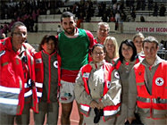 Le rugbyman Samoan du club U.S.Dax Rugby, Kane THOMPSON entouré des bénévoles de la Croix Rouge française