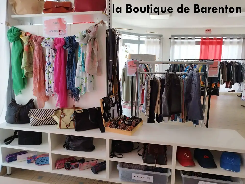 Boutique solidaire de Barenton. Ouverte à tous. Vêtements toutes tailles, livres, jouets, etc...