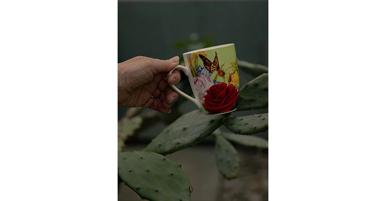 La tasse fleurie d'Irina © William Keo / Magnum Photos