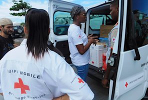 EMIS Bénéficiaire : L’EMIS est composée d’une éducatrice spécialisée, d’un médiateur social de rue et d’une volontaire en service civique. Leur mission : aller vers les personnes en situation de grande précarité et leur apporter de l’aide (alimentaire, vestimentaire,…), un accompagnement social (pour celles et ceux qui en font la demande), une orientation selon leur besoin vers les partenaires institutionnels, sociaux et sanitaires (CAF, Collectivité, Hôpital, médecin…)