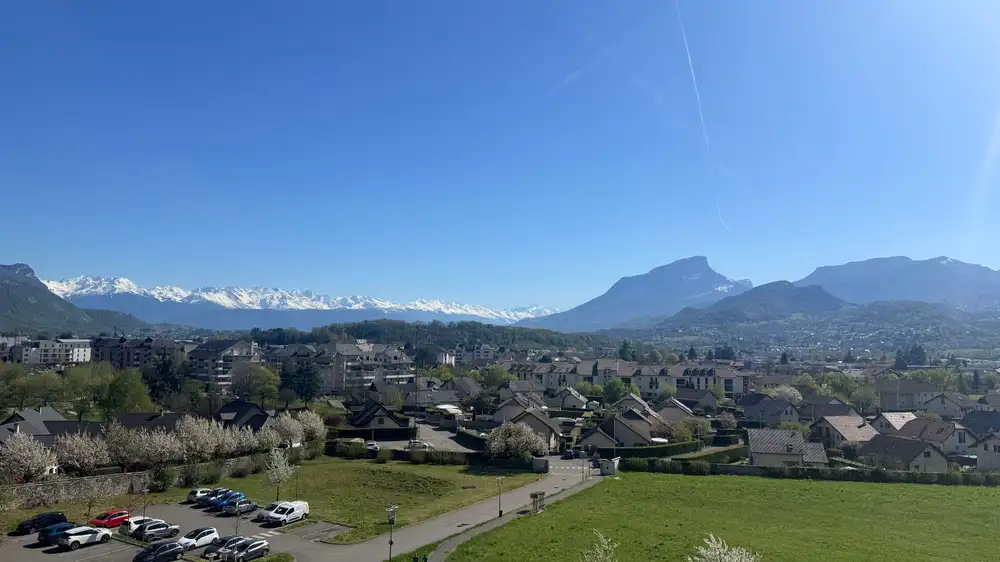 Vue du Domaine depuis le bâtiment principal (le Granier et le massif de Belledonnes)