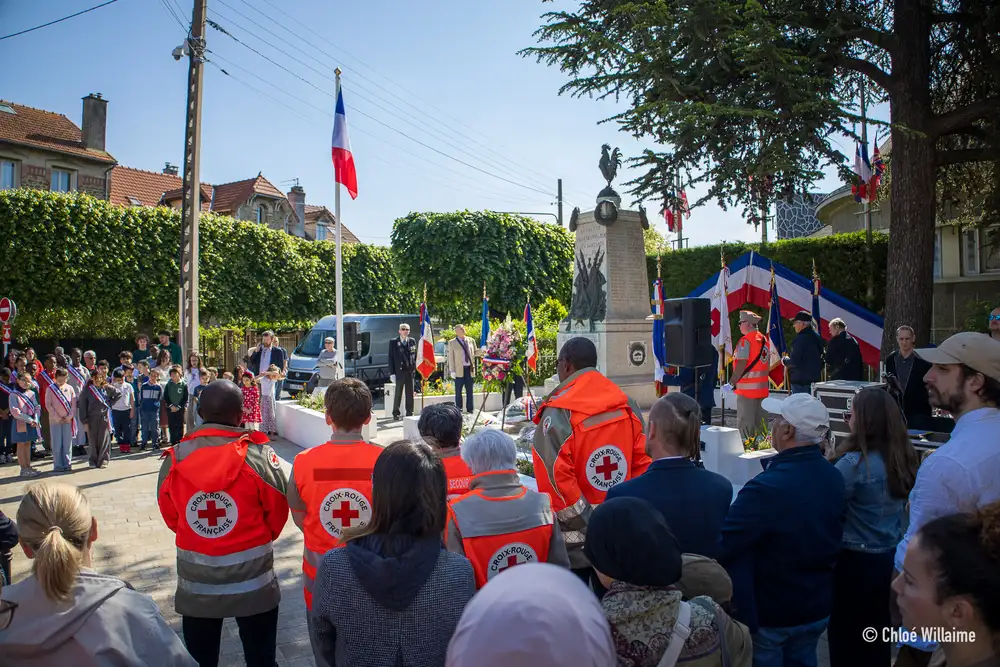 Minute de silence et recueillement.