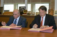 Le président de la Croix-Rouge portugaise et le président de la Croix-Rouge française signent l'accord général de coopération, le 13 mars - © CRF