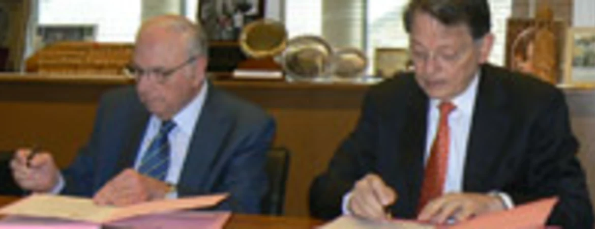 Le président de la Croix-Rouge portugaise et le président de la Croix-Rouge française signent l'accord général de coopération, le 13 mars - © CRF