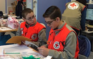 Raphaël, 12 ans, et Alexis, 14 ans, sont bénévoles à l’Espace Bébé Parents de Puteaux.