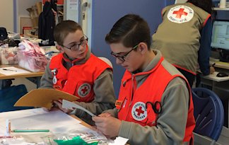 Raphaël, 12 ans, et Alexis, 14 ans, sont bénévoles à l’Espace Bébé Parents de Puteaux.