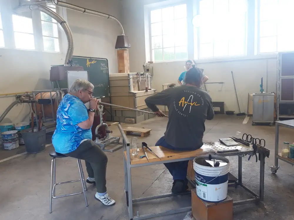 Sortie atelier souffler le verre dans le bourg de Valserhône