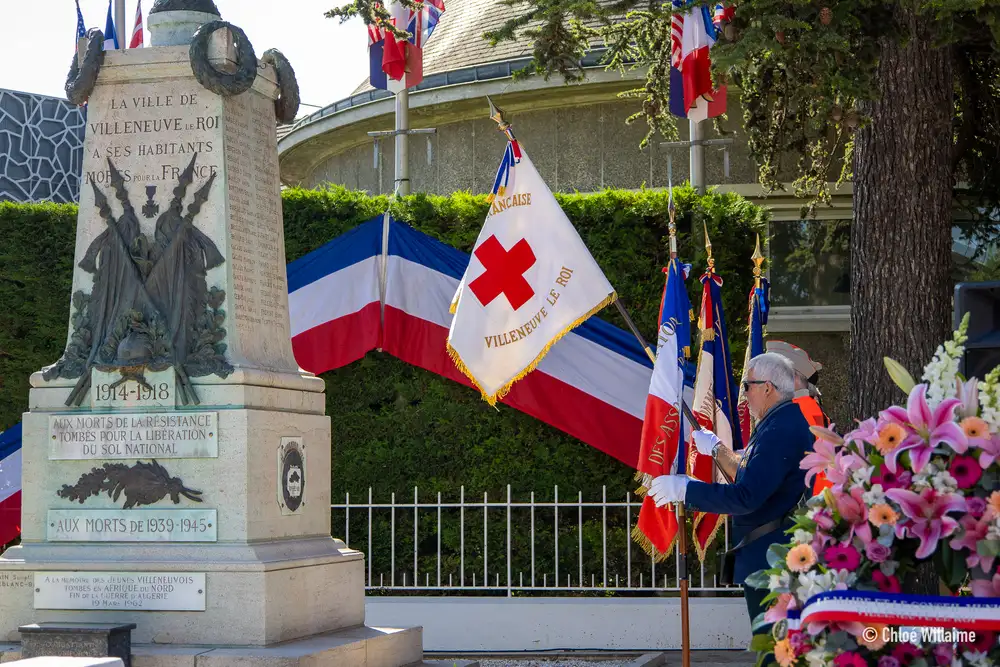 Notre drapeau lors de la cérémonie de Villeneuve-le-Roi.