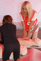 Adriana enseigne le massage cardiaque aux enfants - © M. Ménager