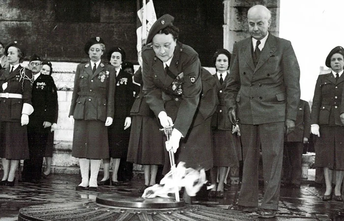 1963, ravivage de la Flamme l’année du centenaire de la création de la Croix-Rouge ©Croix-Rouge française