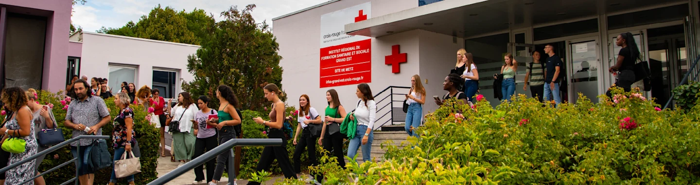 Etudiants sortants d'un site de formation Croix-Rouge Compétence en Grand Est.