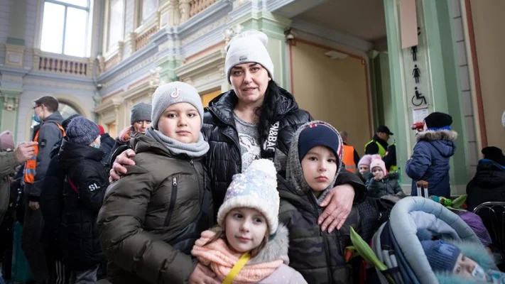 Tanja et ses enfants attendent de monter dans un train pour la Pologne. © IFRC