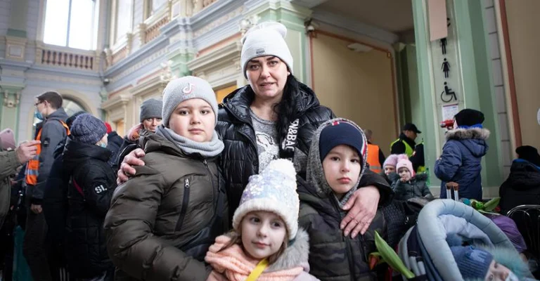 Tanja et ses enfants attendent de monter dans un train pour la Pologne. © IFRC