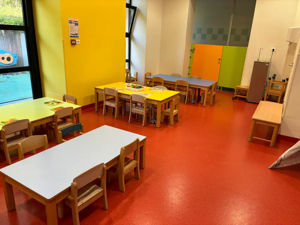 Salle de repas, de motricité et d'ateliers.