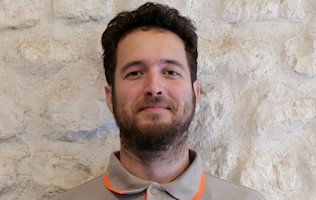 Alexis aide les enfants en difficulté du quartier en organisant des activités ludiques et pédagogiques