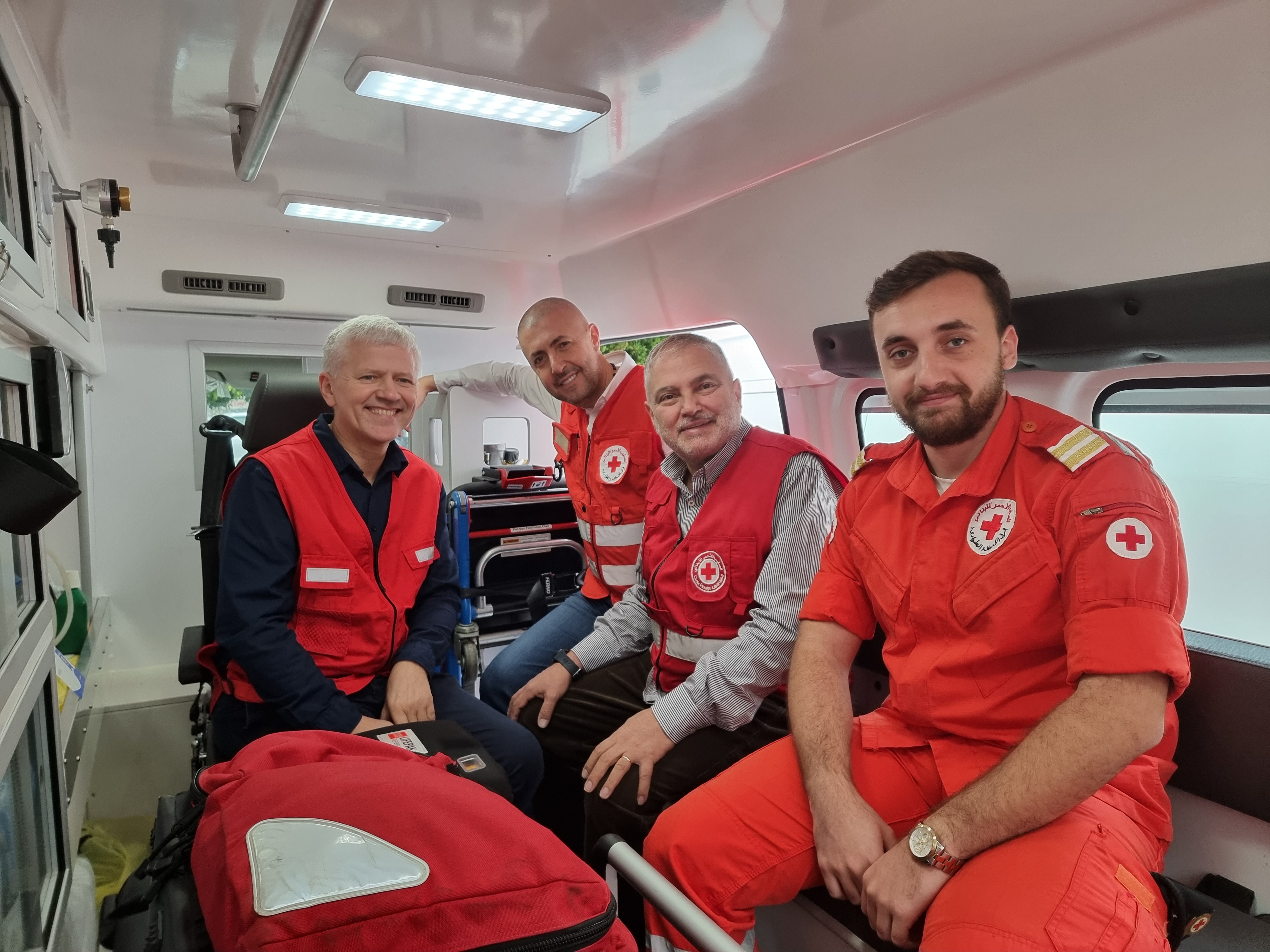Le Dr Antoine El Zoghbi, président de la Croix-Rouge libanaise dans un véhicule d'intervention de l'association.
(2nde personne en partant de la droite)
