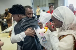 Grâce à la réunification familiale, un couple érythréen retrouve son fils de 17 ans à Roissy.