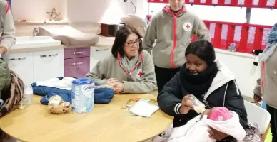 Assise au centre de l'image, Christine, responsable de l’Espace bébé-parents d’Angers, entourée de son équipe.